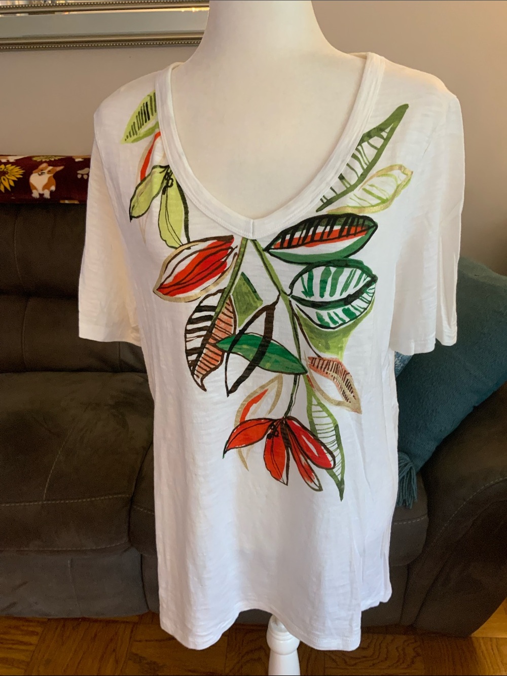 Chico's White V-Neck Tee with Multicolor Leaf Motif